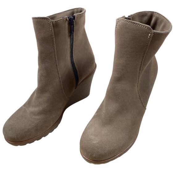 La Canadienne NWOB Krista Waterproof Suede Wedge Bootie Tan Size 7 Small Scuff - Picture 2 of 9